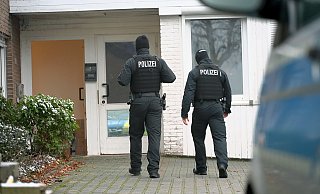 Immer wieder rücken Ermittler wie auf diesem Symbolbild in Verdachtsfällen zu Hausdurchsuchung aus. Auch in Bad Oeynhausen mussten sie dem Veterinäramt Amtshilfe leisten. - Symbolbild dpa Immer wieder rücken Ermittler wie auf diesem Symbolbild in Verdachtsfällen zu Hausdurchsuchung aus. Auch in Bad Oeynhausen mussten sie dem Veterinäramt Amtshilfe leisten. - Symbolbild dpa