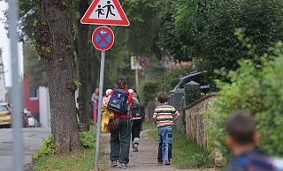 Eng geht es zu auf der Herforder Falkstraße. Obwohl ein Einfahrtsverbot zu den Stoßzeiten besteht halten sich viele Elterntaxis nicht daran und sorgen für ein Verkehrs-Chaos. - Claus Frickemeier Eng geht es zu auf der Herforder Falkstraße. Obwohl ein Einfahrtsverbot zu den Stoßzeiten besteht halten sich viele Elterntaxis nicht daran und sorgen für ein Verkehrs-Chaos. - Claus Frickemeier