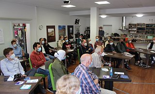 Das Café Miteinander war bei der Podiumsdiskussion bis fast auf den letzten Platz besetzt. - Jana Marie Bertermann Das Café Miteinander war bei der Podiumsdiskussion bis fast auf den letzten Platz besetzt. - Jana Marie Bertermann