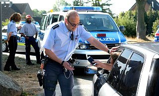 Die Polizei hat zuletzt an mehreren Stellen im Gütersloher Stadtgebiet die Geschwindigkeit kontrolliert - und Verstöße geahndet. - Symbolbild Andreas Frücht Die Polizei hat zuletzt an mehreren Stellen im Gütersloher Stadtgebiet die Geschwindigkeit kontrolliert - und Verstöße geahndet. - Symbolbild Andreas Frücht