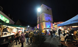 Stimmungsvoll war es auf dem Rahdener Weihnachtsmarkt vor allem nach Einbruch der Dunkelheit. Der Gewerbebund zog eine positive Bilanz. - Joern Spreen-Ledebur Stimmungsvoll war es auf dem Rahdener Weihnachtsmarkt vor allem nach Einbruch der Dunkelheit. Der Gewerbebund zog eine positive Bilanz. - Joern Spreen-Ledebur