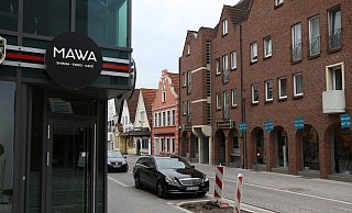 Während auf dem hinteren Teil der Niedernstraße noch die Bagger ihr Werk verrichten, ist der Bereich mit den drei neuen Lokalitäten schon fertig und nagelneu. - Lena Kley Während auf dem hinteren Teil der Niedernstraße noch die Bagger ihr Werk verrichten, ist der Bereich mit den drei neuen Lokalitäten schon fertig und nagelneu. - Lena Kley