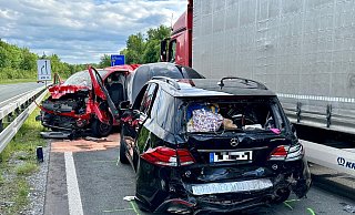 Bei dem Unfall auf der A33 bei Borchen fuhr ein Sattelzug aus Tschechien auf den Ford Transit und einen Mercedes auf. - Ralph Meyer Bei dem Unfall auf der A33 bei Borchen fuhr ein Sattelzug aus Tschechien auf den Ford Transit und einen Mercedes auf. - Ralph Meyer
