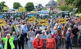 Beeindruckendes Bild: 400 Menschen und 80 Traktoren waren zur Protestkundgebung auf den Clarholzer Marktplatz gekommen. - Anja Hustert Beeindruckendes Bild: 400 Menschen und 80 Traktoren waren zur Protestkundgebung auf den Clarholzer Marktplatz gekommen. - Anja Hustert