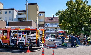 Rund 130 Einsatzkräfte waren nötig, um das wütende Feuer im Filmarchiv zu bekämpfen und die Bewohner nach der Evakuierung zu betreuen. - Andreas Zobe Rund 130 Einsatzkräfte waren nötig, um das wütende Feuer im Filmarchiv zu bekämpfen und die Bewohner nach der Evakuierung zu betreuen. - Andreas Zobe