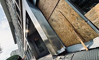 Das Fahrzeug krachte in das Gebäude einer Bankfiliale am Jahnplatz. - Eike J. Horstmann Das Fahrzeug krachte in das Gebäude einer Bankfiliale am Jahnplatz. - Eike J. Horstmann