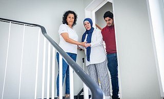 Für Dalila Mounajed (Mitte) sind die Treppenstufen vor ihrer Wohnung schier unüberwindliche Hindernisse. Selbst mit viel Hilfe durch ihre Physiotherapeutin Ahu Hankl (links) und Sohn Karim (22, rechts) traut sie sich nur selten hinunter oder hinauf. - Sarah Jonek Fotografie Für Dalila Mounajed (Mitte) sind die Treppenstufen vor ihrer Wohnung schier unüberwindliche Hindernisse. Selbst mit viel Hilfe durch ihre Physiotherapeutin Ahu Hankl (links) und Sohn Karim (22, rechts) traut sie sich nur selten hinunter oder hinauf. - Sarah Jonek Fotografie