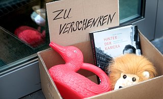 In Kartons und Kisten werden vor allem im Bereich der Innenstadt immer wieder Dinge an die Straße gestellt - versehen mit dem Schild "Zu verschenken". - Sarah Jonek In Kartons und Kisten werden vor allem im Bereich der Innenstadt immer wieder Dinge an die Straße gestellt - versehen mit dem Schild "Zu verschenken". - Sarah Jonek