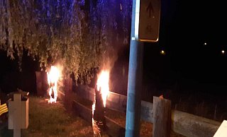 Déjà-vu für die Feuerwehr Höxter: „In der Woort“ in Höxter-Ottbergen brennen Zaunpfähle. - FFW Höxter Déjà-vu für die Feuerwehr Höxter: „In der Woort“ in Höxter-Ottbergen brennen Zaunpfähle. - FFW Höxter