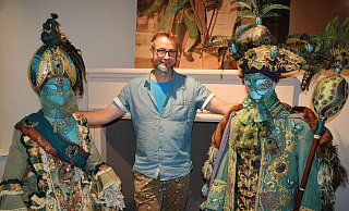 Horst Raack mit zwei seiner Kostüme - hier bei der Ausstellung in der Werburger Scheune 2020. - Mareike Patock Horst Raack mit zwei seiner Kostüme - hier bei der Ausstellung in der Werburger Scheune 2020. - Mareike Patock
