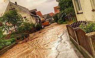 Erkeln wird immer wieder von Schlammfluten heimgesucht. Den Hochwasserschutz hat die Stadt auf der Agenda. - Feuerwehr Brakel Erkeln wird immer wieder von Schlammfluten heimgesucht. Den Hochwasserschutz hat die Stadt auf der Agenda. - Feuerwehr Brakel