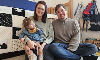 Der kleine Max (2) ist mit einem seltenen Gendefekt, Pontozerebelläre Hypoplasie Typ 2, geboren worden. - Janet König Der kleine Max (2) ist mit einem seltenen Gendefekt, Pontozerebelläre Hypoplasie Typ 2, geboren worden. - Janet König