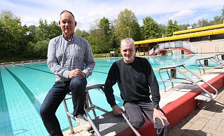 Markus Diering (l.) und Christian Henke, Badleiter im Freibad Im Kleinen Felde, sind mit dem Stand der Vorbereitungen zufrieden. Das große Becken ist bereits mit 2,2 Millionen Litern Wasser gefüllt. - Björn Kenter Markus Diering (l.) und Christian Henke, Badleiter im Freibad Im Kleinen Felde, sind mit dem Stand der Vorbereitungen zufrieden. Das große Becken ist bereits mit 2,2 Millionen Litern Wasser gefüllt. - Björn Kenter
