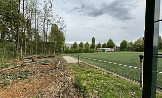 Aufgrund der Sicherheitslage darf der Platz aktuell nicht bespielt werden. Durch den offenen Zaun ist er allerdings für jedermann begehbar. - Katharina Eisele Aufgrund der Sicherheitslage darf der Platz aktuell nicht bespielt werden. Durch den offenen Zaun ist er allerdings für jedermann begehbar. - Katharina Eisele