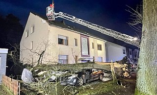 Am Thuner Weg in Paderborn-Sennelager entwurzelten die Orkanböen einen Baum, der ein Auto unter sich zerquetschte. - Ralph Meyer Am Thuner Weg in Paderborn-Sennelager entwurzelten die Orkanböen einen Baum, der ein Auto unter sich zerquetschte. - Ralph Meyer