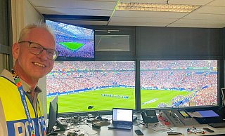 Höxters Polizei-Pressesprecher Jörg Niggemann in einem der zahlreichen Kontroll-Räume im Stadion Gelsenkirchen. - Polizei Höxters Polizei-Pressesprecher Jörg Niggemann in einem der zahlreichen Kontroll-Räume im Stadion Gelsenkirchen. - Polizei
