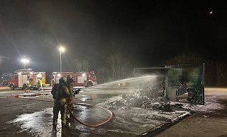 Auf dem Hartinger-Betriebsgelände in Rimbecke löscht die Feuerwehr nach einem Einsatz an der Laderampe des Lidl-Supermarktes in Warburg den glimmenden Inhalt des in Brand geraten Papiepresscontainers ab. - FFW Warburg Auf dem Hartinger-Betriebsgelände in Rimbecke löscht die Feuerwehr nach einem Einsatz an der Laderampe des Lidl-Supermarktes in Warburg den glimmenden Inhalt des in Brand geraten Papiepresscontainers ab. - FFW Warburg