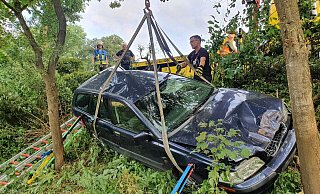 Das Auto des Borcheners musste mit einem Kran geborgen werden. - Feuerwehr Borchen Das Auto des Borcheners musste mit einem Kran geborgen werden. - Feuerwehr Borchen