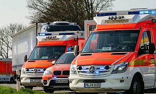 Der 52-Jährige pöbelt los, schubst einen Feuerwehrmann und attackiert schließlich einen Polizeibeamten. - Ralph Meyer Der 52-Jährige pöbelt los, schubst einen Feuerwehrmann und attackiert schließlich einen Polizeibeamten. - Ralph Meyer