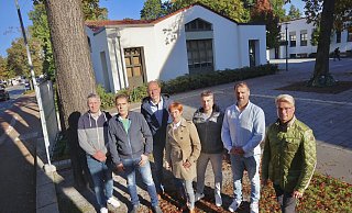 Das Hövelhofer Pfarrheim an der Schloßstraße soll ein Gasthaus bekommen. Dagegen wehren sich die örtlichen Gastronomen. Stellvertretend äußern (v. l.) Nico Streblau, Florian Brink, Klaus Peters, Beate Spieker, Paschalis Giannikis, Atilla Horoz und Frank Bröckling ihre Kritik. - Jens Reddeker Das Hövelhofer Pfarrheim an der Schloßstraße soll ein Gasthaus bekommen. Dagegen wehren sich die örtlichen Gastronomen. Stellvertretend äußern (v. l.) Nico Streblau, Florian Brink, Klaus Peters, Beate Spieker, Paschalis Giannikis, Atilla Horoz und Frank Bröckling ihre Kritik. - Jens Reddeker