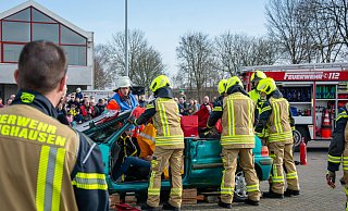 Ein Highlight der Veranstaltung war der simulierte Autounfall mit Feuerwehr, Rettungsdienst und Hundestaffel. - Jona Steffmann Ein Highlight der Veranstaltung war der simulierte Autounfall mit Feuerwehr, Rettungsdienst und Hundestaffel. - Jona Steffmann