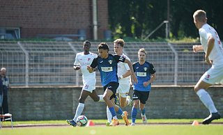 Im Vorwärtsgang: David Pabon (2. v. l.) kurbelte das Offensivspiel des SC Herford gegen Theesen im zweiten Durchgang immer wieder an. - Yvonne Gottschlich Im Vorwärtsgang: David Pabon (2. v. l.) kurbelte das Offensivspiel des SC Herford gegen Theesen im zweiten Durchgang immer wieder an. - Yvonne Gottschlich