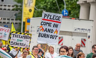 Beschäftigte der Unikliniken in NRW streiken am 10. Juni in Düsseldorf. - Malte Krudewig Beschäftigte der Unikliniken in NRW streiken am 10. Juni in Düsseldorf. - Malte Krudewig