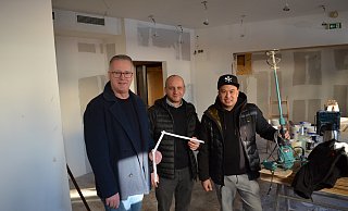 Planen den Innenausbau vom "Strullenkrug" zum "Neunzehn 01" (von links): Ralf Konze (Getränke Waldhoff) und die beiden Pächter Thomas Quaquil und Marc Gonzaga. - Nicole Fischer Planen den Innenausbau vom "Strullenkrug" zum "Neunzehn 01" (von links): Ralf Konze (Getränke Waldhoff) und die beiden Pächter Thomas Quaquil und Marc Gonzaga. - Nicole Fischer
