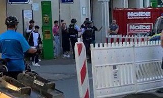 Polizisten führen den Mann am Bahnhof ab. - Screenshot: Privat Polizisten führen den Mann am Bahnhof ab. - Screenshot: Privat