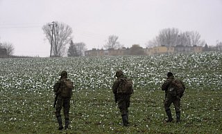 Polnische Soldaten suchen auf einem Acker im polnischen Dorf Przewodow nahe der ukrainischen Grenze nach Wrackteilen nach einem Raketeneinschlag. Nach dem Raketeneinschlag im Grenzgebiet hat sich Polen einverstanden erklärt, ukrainische Experten an den Ermittlungen zu beteiligen und damit einer Forderung von Präsident Selenskyj nachzukommen. - dpa Polnische Soldaten suchen auf einem Acker im polnischen Dorf Przewodow nahe der ukrainischen Grenze nach Wrackteilen nach einem Raketeneinschlag. Nach dem Raketeneinschlag im Grenzgebiet hat sich Polen einverstanden erklärt, ukrainische Experten an den Ermittlungen zu beteiligen und damit einer Forderung von Präsident Selenskyj nachzukommen. - dpa