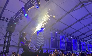 Aischzeit-Gittarist Thomas Mader lässt beim diesjährigen Oktoberfest die Funken fliegen - erstmals in der Messehalle statt im Festzelt. - Anthea Moschner Aischzeit-Gittarist Thomas Mader lässt beim diesjährigen Oktoberfest die Funken fliegen - erstmals in der Messehalle statt im Festzelt. - Anthea Moschner
