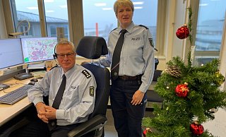 Wachdienst statt Weihnachtsbraten: Die Gütersloher Polizisten Klaus Bardowieck und Katrin Stellbrink übernehmen in diesem Jahr an Heiligabend die Schicht im Spätdienst. Auch auf der Leitstelle herrscht an Heiligabend eine besondere Stimmung. - Christian Bröder Wachdienst statt Weihnachtsbraten: Die Gütersloher Polizisten Klaus Bardowieck und Katrin Stellbrink übernehmen in diesem Jahr an Heiligabend die Schicht im Spätdienst. Auch auf der Leitstelle herrscht an Heiligabend eine besondere Stimmung. - Christian Bröder