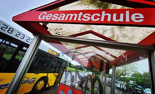 Ein Bus bringt Schüler aus Löhne zur Gesamtschule nach Kirchlengern. Das ist Politikern und Schulleitung der Bertolt-Brecht-Gesamtschule in Löhne ein Dorn im Auge. Sie wollen eine direkte Busverbindung in Löhne etablieren und hoffen, damit nicht mehr so viele Schüler abwandern. - Gerald Dunkel Ein Bus bringt Schüler aus Löhne zur Gesamtschule nach Kirchlengern. Das ist Politikern und Schulleitung der Bertolt-Brecht-Gesamtschule in Löhne ein Dorn im Auge. Sie wollen eine direkte Busverbindung in Löhne etablieren und hoffen, damit nicht mehr so viele Schüler abwandern. - Gerald Dunkel