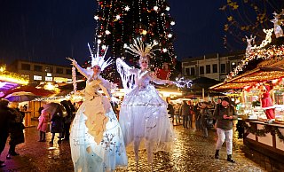 Die Eisköniginnen verliehen dem Weihnachtsmarkt trotz des Regens etwas Märchenhaftes. Die Stelzenläuferinnen hatten immer ein Lächeln auf den Lippen. - Frank-Michael Kiel-Steinkamp Die Eisköniginnen verliehen dem Weihnachtsmarkt trotz des Regens etwas Märchenhaftes. Die Stelzenläuferinnen hatten immer ein Lächeln auf den Lippen. - Frank-Michael Kiel-Steinkamp