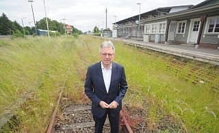 Den Rahdener Bahnhof kennt Achim Post schon seit Jahrzehnten. So zugewachsen wie jetzt erinnere der Bahnhof eher an eine frei wuchernde Grünfläche. Hier sehe man die Folgen der Jahrzehntelangen Unterfinanzierung der Bahn. - Joern Spreen-Ledebur Den Rahdener Bahnhof kennt Achim Post schon seit Jahrzehnten. So zugewachsen wie jetzt erinnere der Bahnhof eher an eine frei wuchernde Grünfläche. Hier sehe man die Folgen der Jahrzehntelangen Unterfinanzierung der Bahn. - Joern Spreen-Ledebur