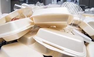 Durch Einwegverpackungen fallen täglich große Mengen Müll an. In Paderborn soll nun ein Mehrwegsystem getestet werden. - picture alliance / dpa / Robert Guenther Durch Einwegverpackungen fallen täglich große Mengen Müll an. In Paderborn soll nun ein Mehrwegsystem getestet werden. - picture alliance / dpa / Robert Guenther