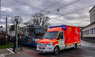 Die Rettungskräfte versorgen den Mann am Unfallort. - Paul Brinkmann Die Rettungskräfte versorgen den Mann am Unfallort. - Paul Brinkmann
