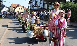 Der Erntedankumzug kommt sowohl bei den kleinen und großen Aktiven, als auch beim Publikum an. - Verein Der Erntedankumzug kommt sowohl bei den kleinen und großen Aktiven, als auch beim Publikum an. - Verein