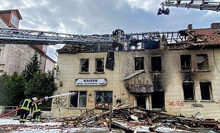 Das ehemalige Hotel Kaiser ist nach dem Brand akut einsturzgefährdet. Das Bauamt muss nun eingreifen. - Charlotte Mahncke Das ehemalige Hotel Kaiser ist nach dem Brand akut einsturzgefährdet. Das Bauamt muss nun eingreifen. - Charlotte Mahncke