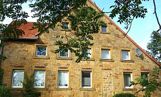 Das gesamte Haupthaus ist aus Sandstein errichtet. - IVB Das gesamte Haupthaus ist aus Sandstein errichtet. - IVB