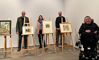 Werner Jülke (Vorsitzender Freundeskreis Städtische Galerien Paderborn/v. l.), Simone Stritzker (Museologin Schloß Neuhaus), Maximilian Zindle (Leiter Kulturamt) und Andrea Brockmann (Leiterin städtische Museen und Galerien) freuen sich über die Erweiterung der städtischen Kunstsammlung - Gesa John Werner Jülke (Vorsitzender Freundeskreis Städtische Galerien Paderborn/v. l.), Simone Stritzker (Museologin Schloß Neuhaus), Maximilian Zindle (Leiter Kulturamt) und Andrea Brockmann (Leiterin städtische Museen und Galerien) freuen sich über die Erweiterung der städtischen Kunstsammlung - Gesa John