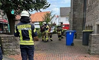 Unter Atemschutz ging die Feuerwehr in den Keller der Kirche in Nörde. - FFW Warburg Unter Atemschutz ging die Feuerwehr in den Keller der Kirche in Nörde. - FFW Warburg
