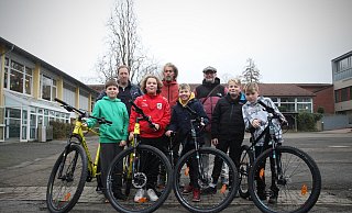 Corey (vorne v. l.), Tjalan, Tim, Leno und Finn freuen sich über die neuen Räder für ihre Mountainbike AG. Mit ihren freuen sich Schulleiter Armin Perrey, Sozialarbeiter Marco Hanna und Olaf Mühlenweg vom Förderverein. - Felix Eisele Corey (vorne v. l.), Tjalan, Tim, Leno und Finn freuen sich über die neuen Räder für ihre Mountainbike AG. Mit ihren freuen sich Schulleiter Armin Perrey, Sozialarbeiter Marco Hanna und Olaf Mühlenweg vom Förderverein. - Felix Eisele