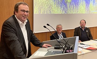 Oliver Krischer, Umweltminister des Landes NRW, sowie Herbert Dehmel und Karsten Otte (v. l.) von der Bezirkskonferenz Naturschutz OWL. - Matthias Bungeroth Oliver Krischer, Umweltminister des Landes NRW, sowie Herbert Dehmel und Karsten Otte (v. l.) von der Bezirkskonferenz Naturschutz OWL. - Matthias Bungeroth
