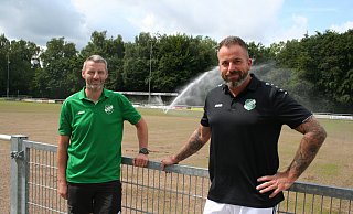 Der Sprenger wässert den neuen Rasenplatz, Klubchef Christoph Lutter (r.) und Stellvertreter Jörg Ziegenhahn hoffen, dass die Fläche gut anwächst. - Johannes Büttner Der Sprenger wässert den neuen Rasenplatz, Klubchef Christoph Lutter (r.) und Stellvertreter Jörg Ziegenhahn hoffen, dass die Fläche gut anwächst. - Johannes Büttner