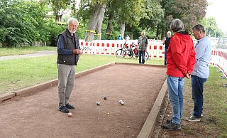 Jürgen Fenske spielt hier mit seiner Gruppe seit Jahren an jedem Mittwoch. Sie wünschen sich eine breitere Bahn, damit mehr Spieler gleichzeitig spielen können. - Celina Allard Jürgen Fenske spielt hier mit seiner Gruppe seit Jahren an jedem Mittwoch. Sie wünschen sich eine breitere Bahn, damit mehr Spieler gleichzeitig spielen können. - Celina Allard