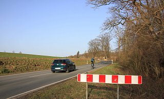 Bellersen/Bredenborn: Der Radweg an der Straße von Gut Abbenburg nach Bredenborn und Vörden endet plötzlich freier Strecke. Auf der engen Straße wird oft sehr schnell gefahren – für Radfahrer hochgefährlich und mit Kindern nicht zu verantworten. Foto: David Schellenberg - David Schellenberg Bellersen/Bredenborn: Der Radweg an der Straße von Gut Abbenburg nach Bredenborn und Vörden endet plötzlich freier Strecke. Auf der engen Straße wird oft sehr schnell gefahren – für Radfahrer hochgefährlich und mit Kindern nicht zu verantworten. Foto: David Schellenberg - David Schellenberg