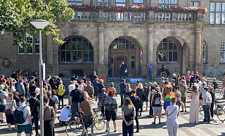 Die Kundegebung vor dem Bielefelder Rathaus ist mittlerweile beendet. - Peter Unger Die Kundegebung vor dem Bielefelder Rathaus ist mittlerweile beendet. - Peter Unger