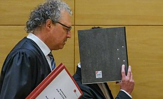 Der 21-Jährige Tatverdächtige stach bei einer Party mit einem Küchenmesser auf seine Kollegin ein. Jetzt steht er am sechsten Verhandlungstag vor Gericht. - Andreas Zobe Der 21-Jährige Tatverdächtige stach bei einer Party mit einem Küchenmesser auf seine Kollegin ein. Jetzt steht er am sechsten Verhandlungstag vor Gericht. - Andreas Zobe