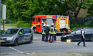 Die beiden beteiligten Fahrzeuge mussten abgeschleppt werden. - Andreas Zobe Die beiden beteiligten Fahrzeuge mussten abgeschleppt werden. - Andreas Zobe